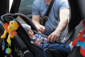Un bebeluș de trei luni a murit, după ce a fost „uitat” de părinți în mașină câteva ore la peste 32 de grade